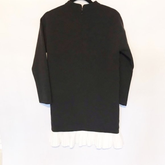 Chic Black Pleated Flare Dress - Picture 4 of 7